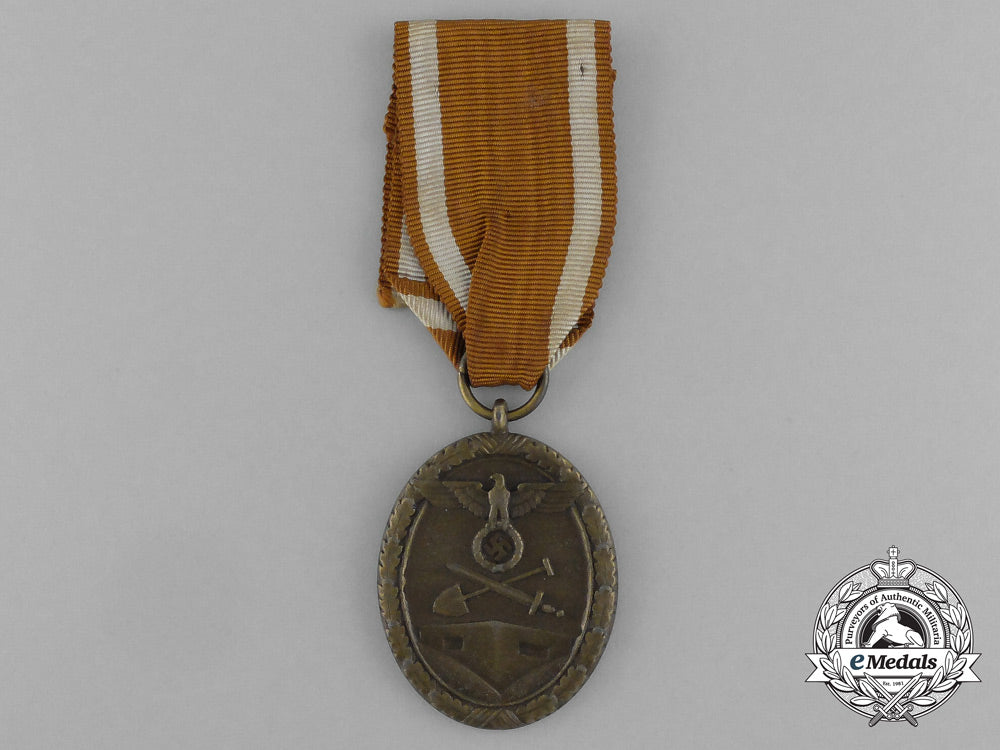 a_german_defence_wall(_west_wall)_medal_with_e._f._wiedmann_of_frankfurt_aa_0917
