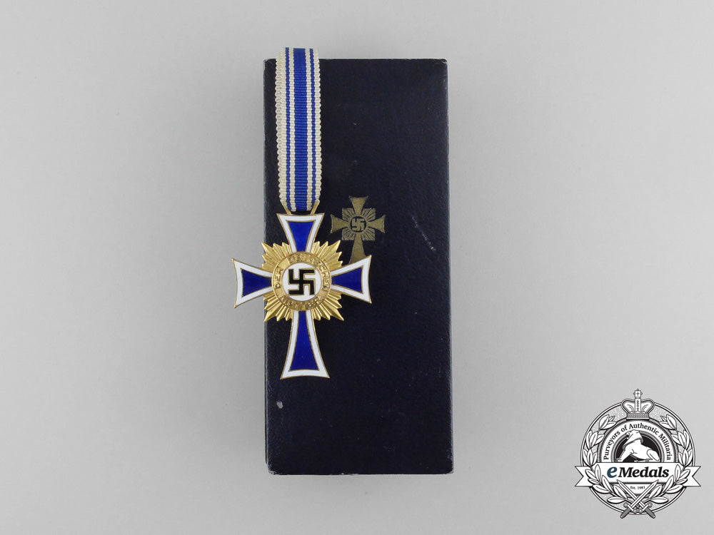 a_gold_grade_mother’s_cross_in_its_original_case_of_issue_by_ziemer&_söhne_aa_3213
