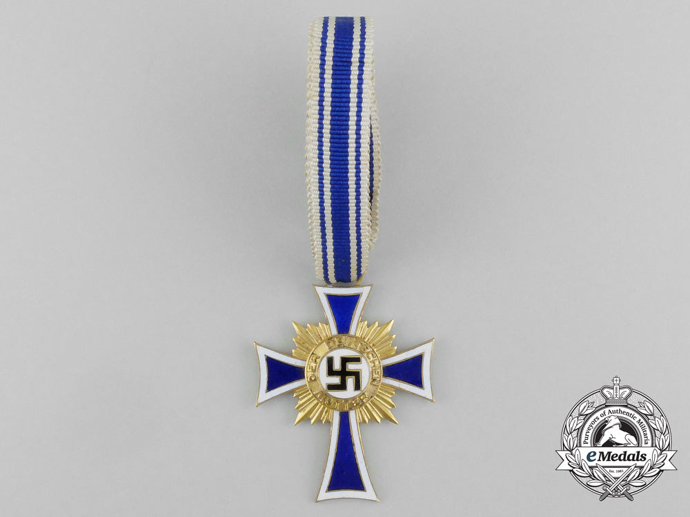 a_gold_grade_mother’s_cross_in_its_original_case_of_issue_by_ziemer&_söhne_aa_3215