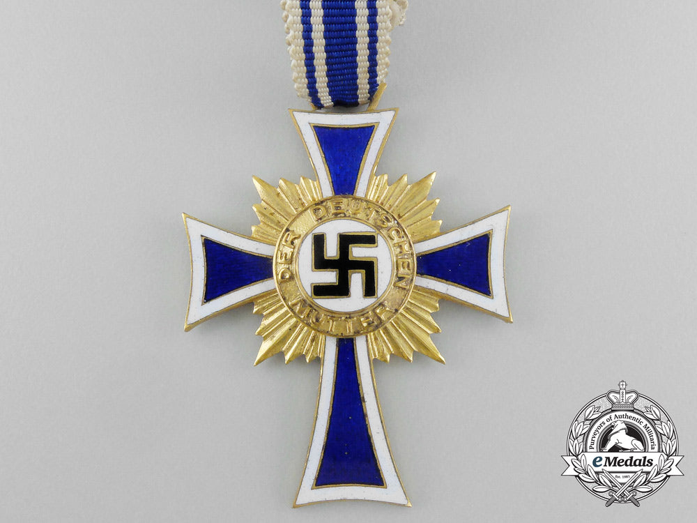 a_gold_grade_mother’s_cross_in_its_original_case_of_issue_by_ziemer&_söhne_aa_3216