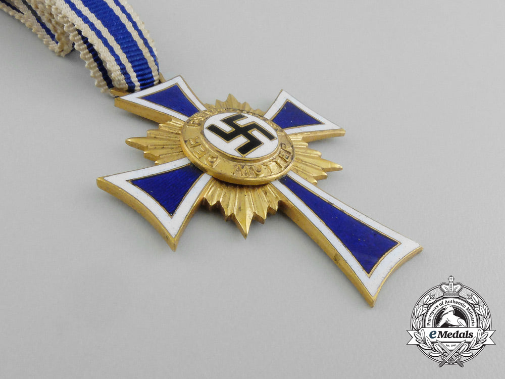 a_gold_grade_mother’s_cross_in_its_original_case_of_issue_by_ziemer&_söhne_aa_3218