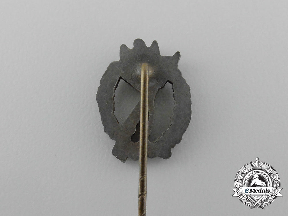 a_miniature_silver_grade_assault_badge_stick_pin_aa_3686