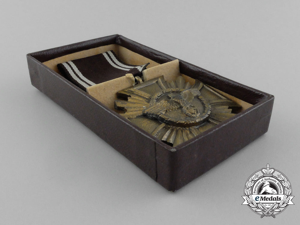 a_boxed_nsdap_bronze10-_year(3_rd_class)_long_service_award_by_deschler&_sohn_aa_4012