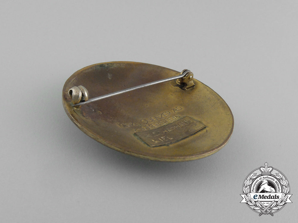 an_association_of_the_sisters_of_the(_drk)_german_red_cross_membership_badge_by_klein&_quenzer_aa_4040