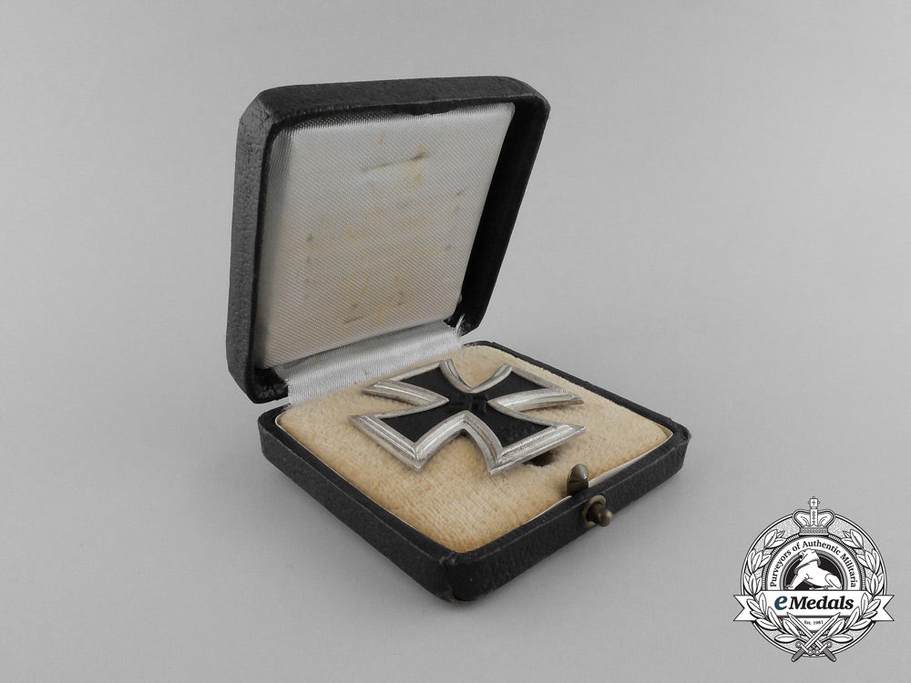 a_mint_iron_cross1939_first_class_in_its_original_case_of_issue_aa_5798