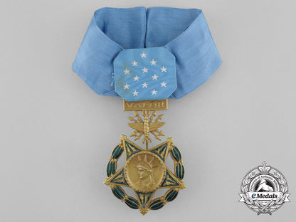 united_states._an_air_force_medal_of_honor,_c.1965_aa_8014_1
