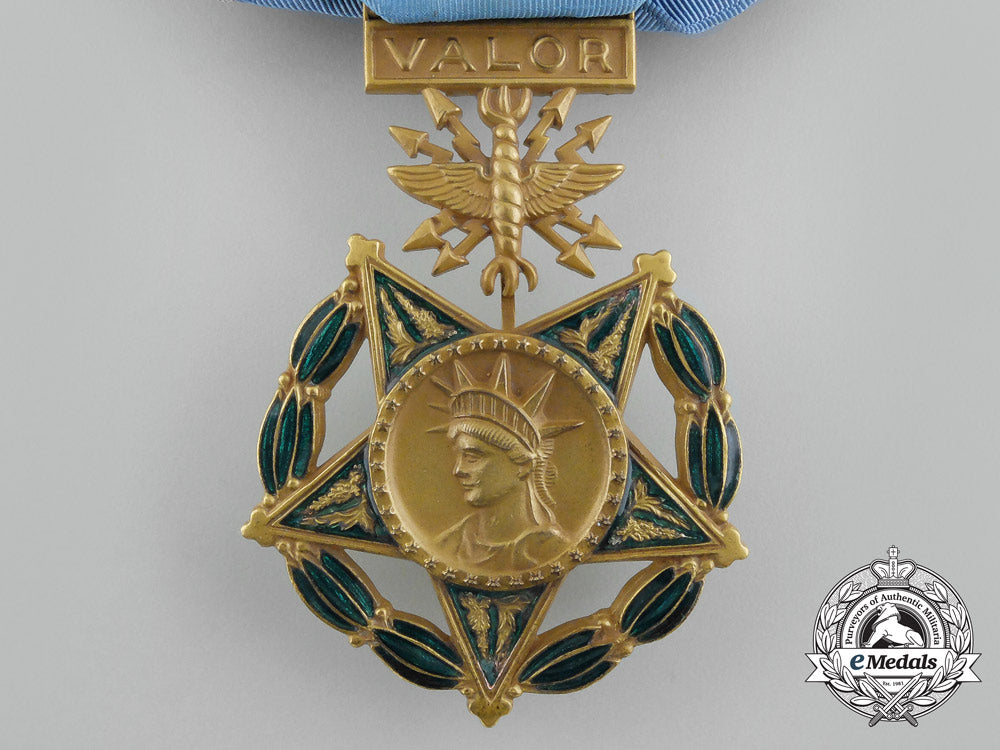 united_states._an_air_force_medal_of_honor,_c.1965_aa_8015_1