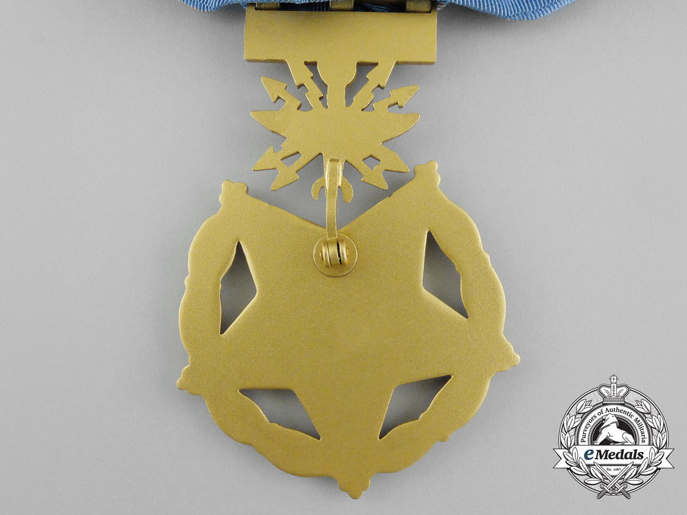 united_states._an_air_force_medal_of_honor,_c.1965_aa_8016_1