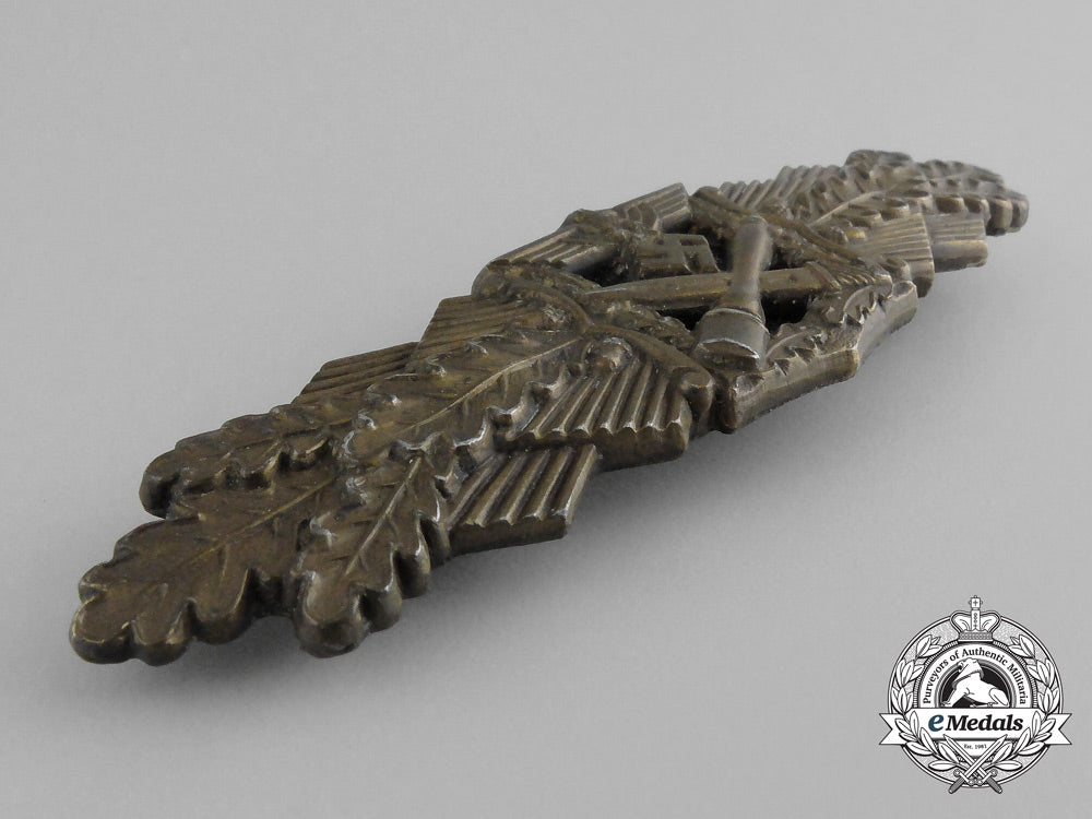 a_bronze_grade_close_combat_clasp_by_arbeitsgemeinschaft_metal_und_kunstoff_of_gablonz_aa_9275