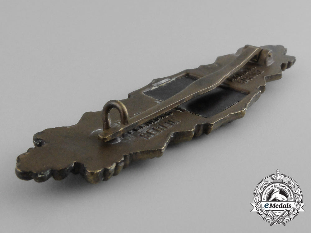 a_bronze_grade_close_combat_clasp_by_arbeitsgemeinschaft_metal_und_kunstoff_of_gablonz_aa_9276