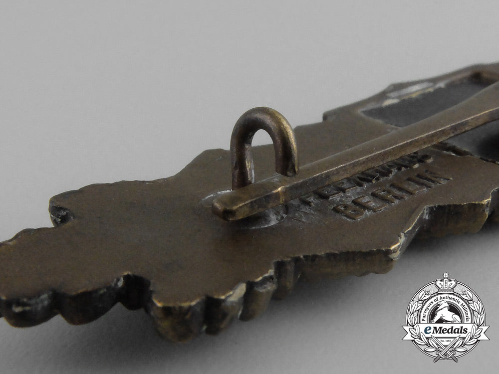 a_bronze_grade_close_combat_clasp_by_arbeitsgemeinschaft_metal_und_kunstoff_of_gablonz_aa_9277