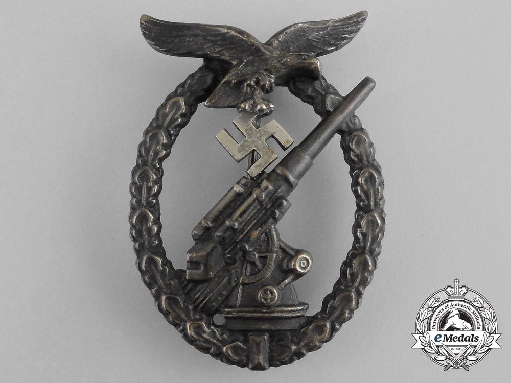 an_early_luftwaffe_flak_badge,_by_juncker,_berlin_aa_9445
