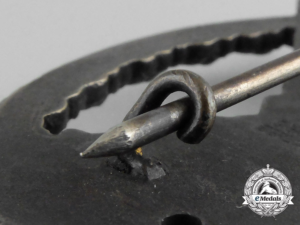 an_early_luftwaffe_flak_badge,_by_juncker,_berlin_aa_9450
