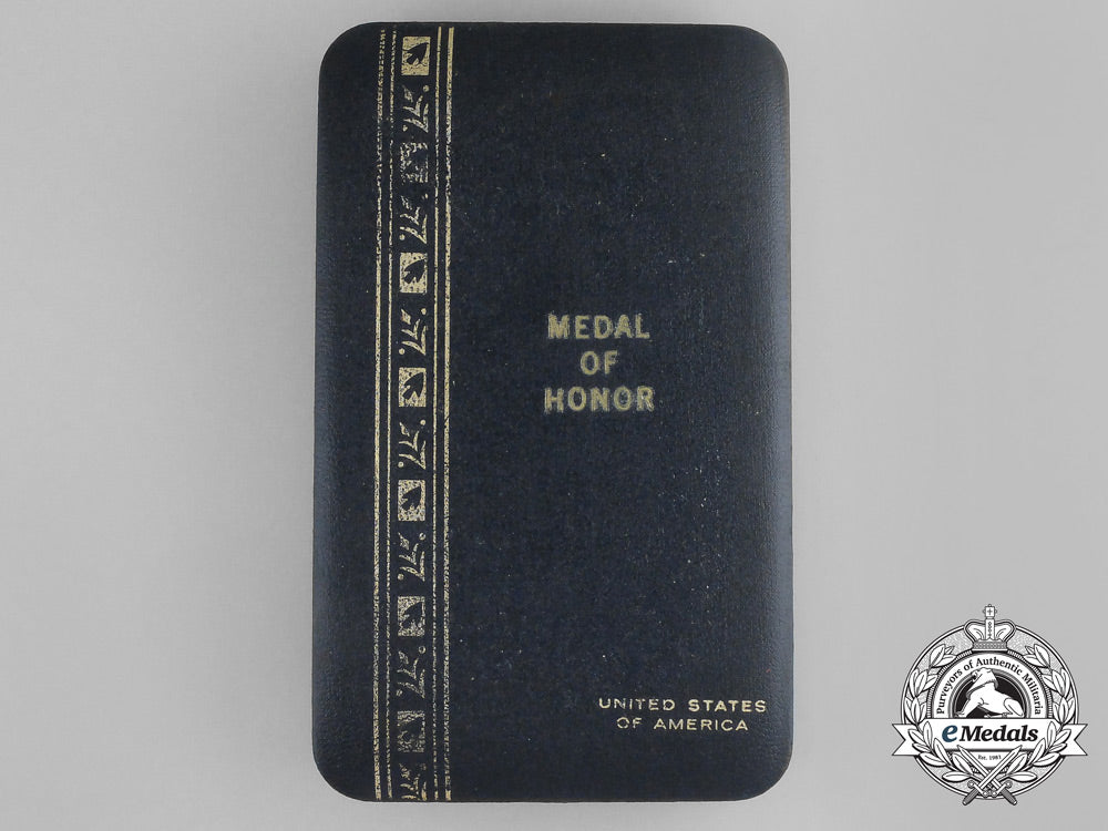 an_american_army_medal_of_honor;_type_vi(1964-_present)_with_case_aa_9453