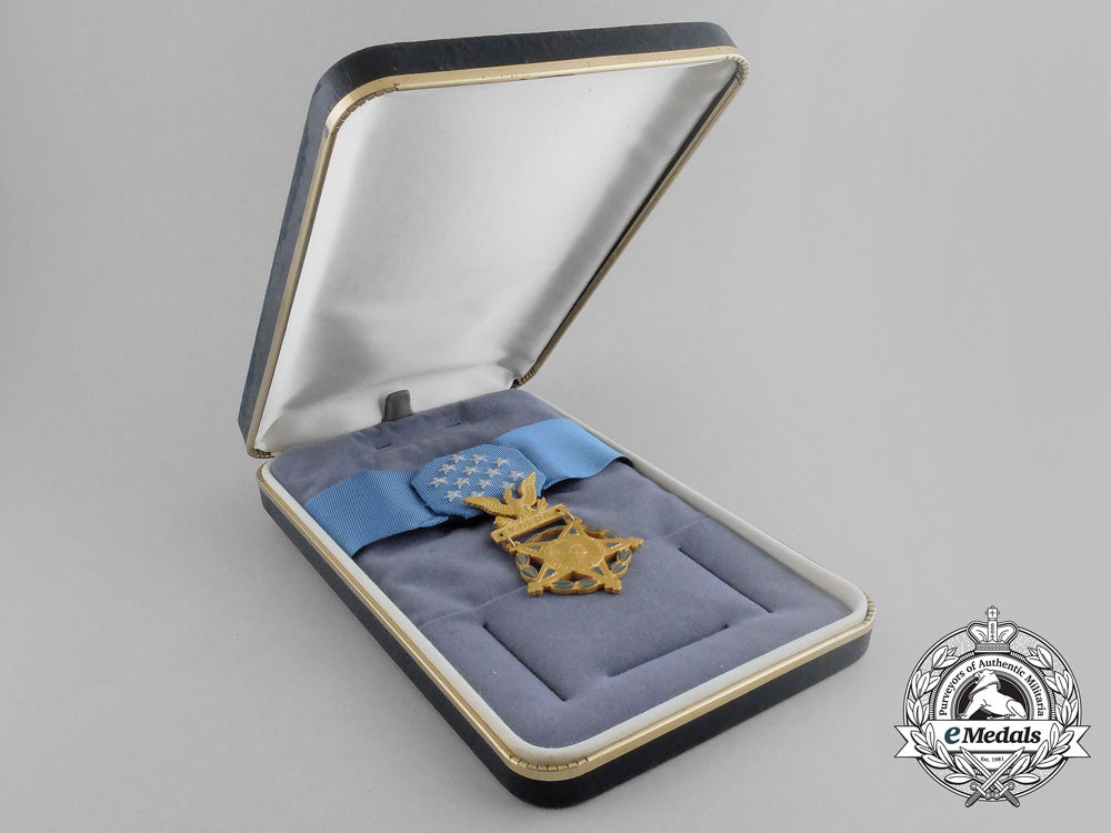 an_american_army_medal_of_honor;_type_vi(1964-_present)_with_case_aa_9454