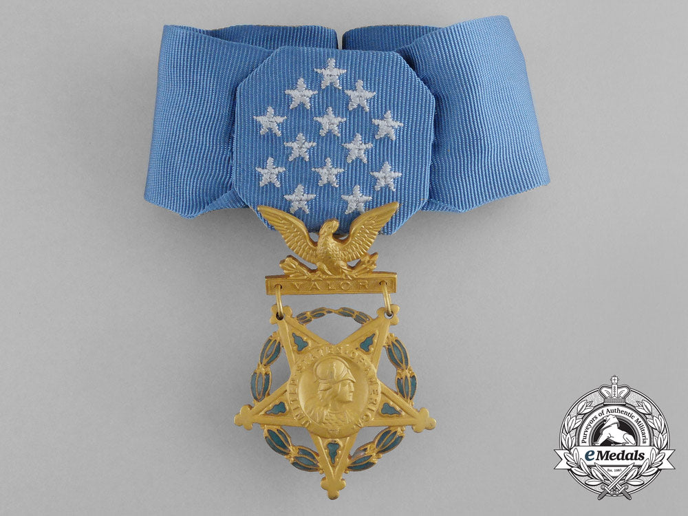 an_american_army_medal_of_honor;_type_vi(1964-_present)_with_case_aa_9455