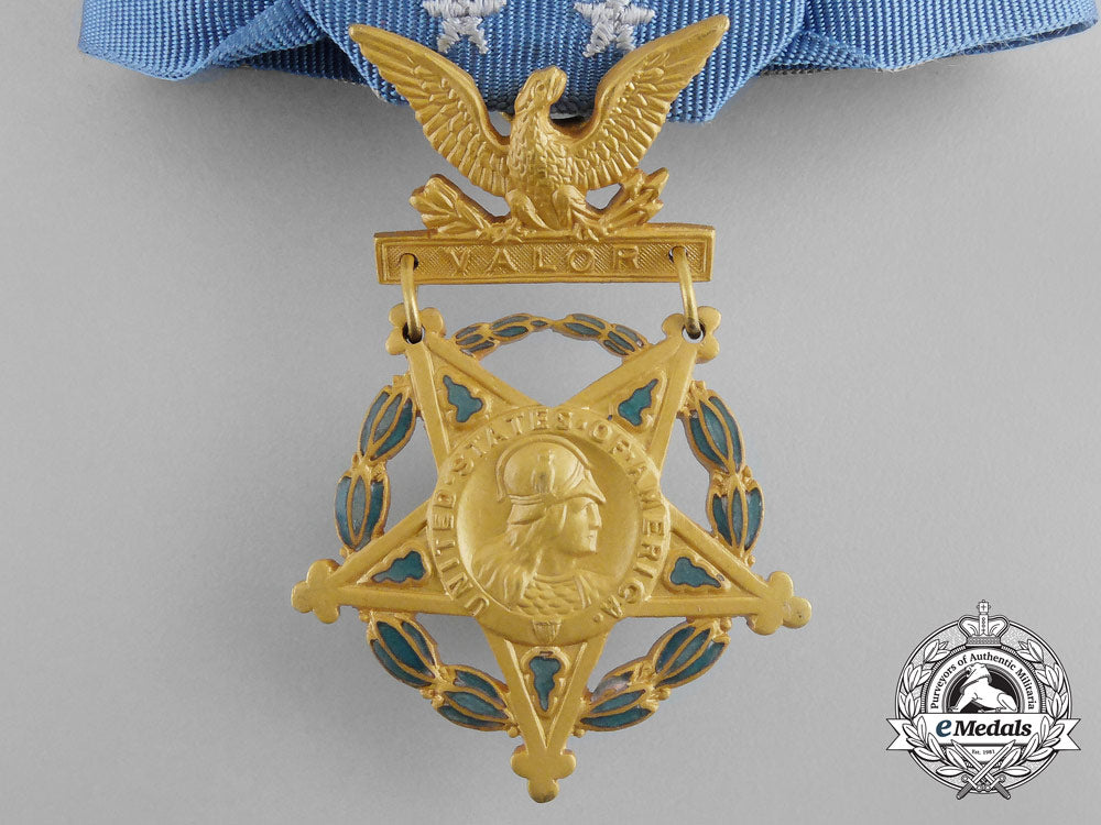 an_american_army_medal_of_honor;_type_vi(1964-_present)_with_case_aa_9456