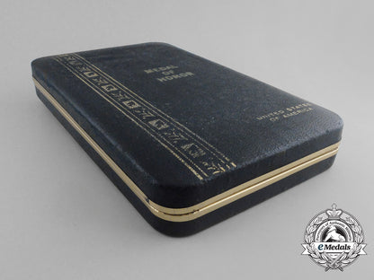 an_american_army_medal_of_honor;_type_vi(1964-_present)_with_case_aa_9462