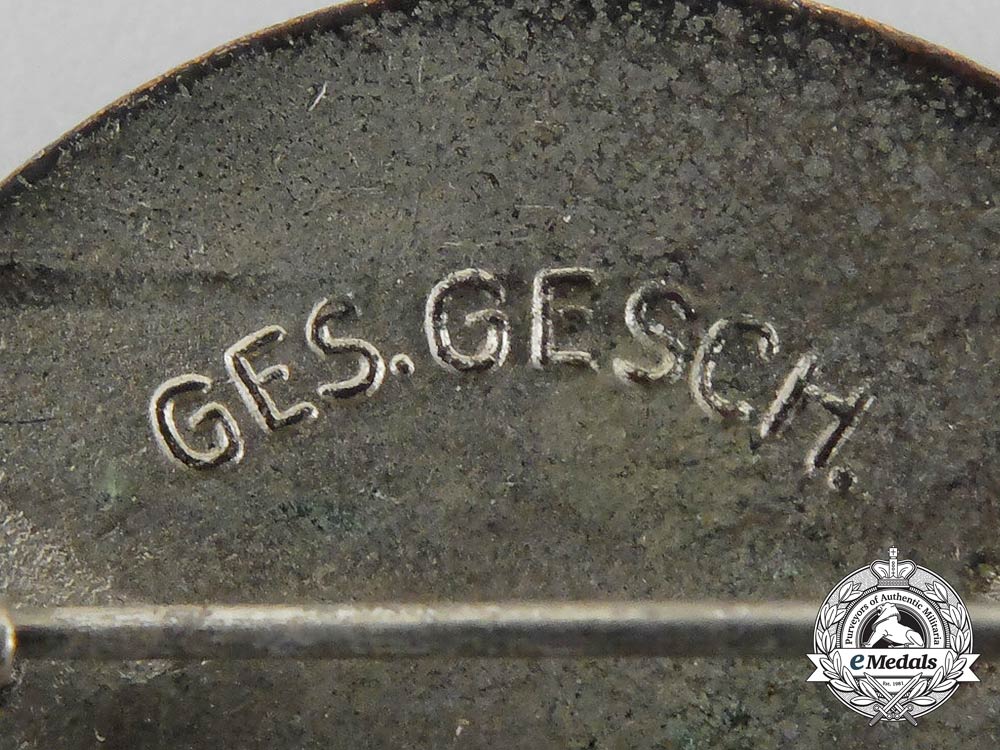 a_drk(_german_red_cross)_female_auxiliary_badge_aa_9989