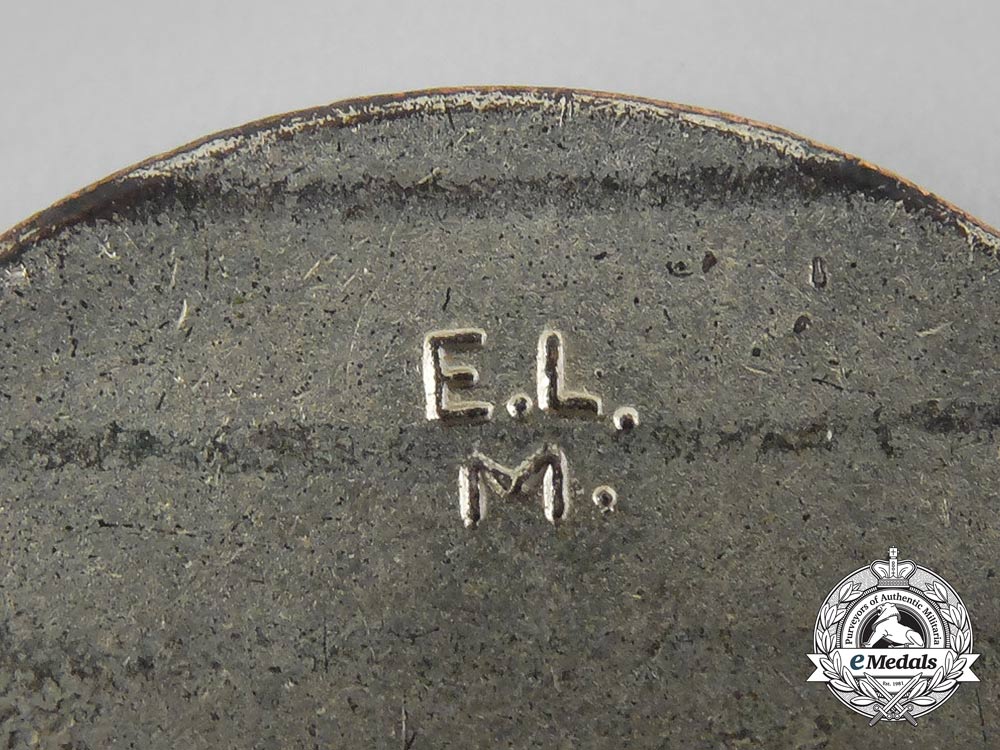 a_drk(_german_red_cross)_female_auxiliary_badge_aa_9990