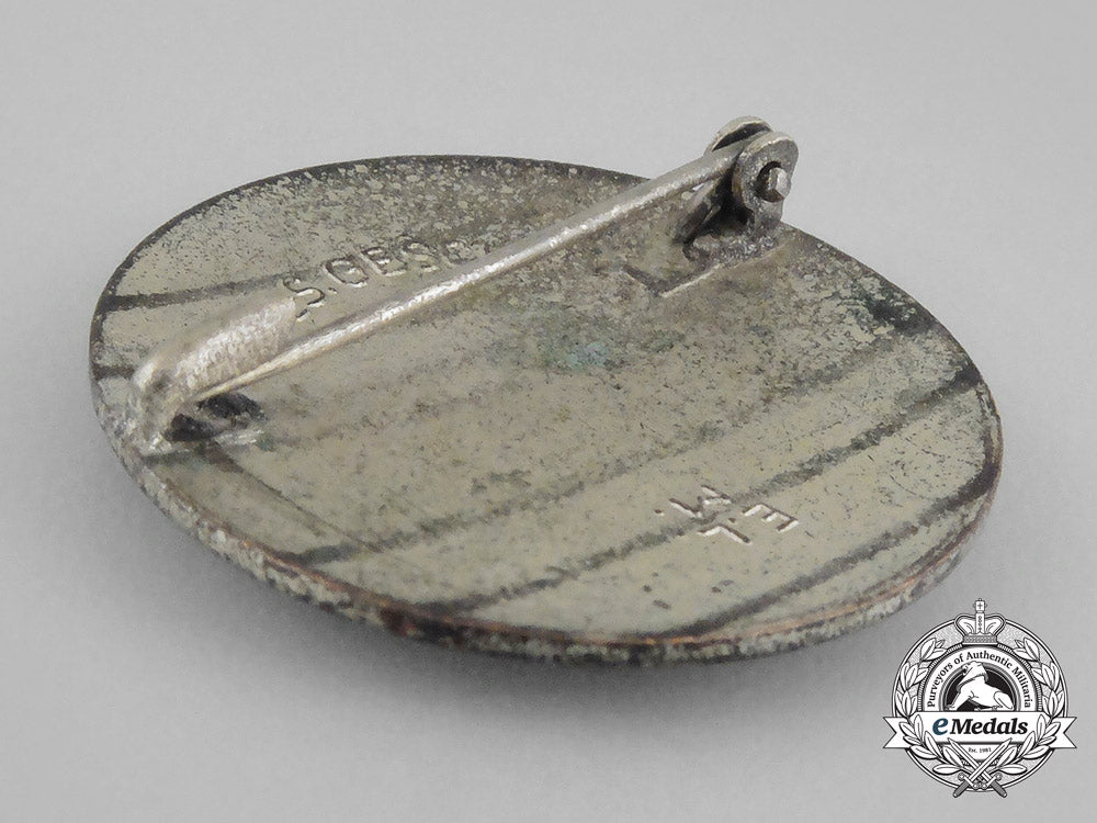 a_drk(_german_red_cross)_female_auxiliary_badge_aa_9991