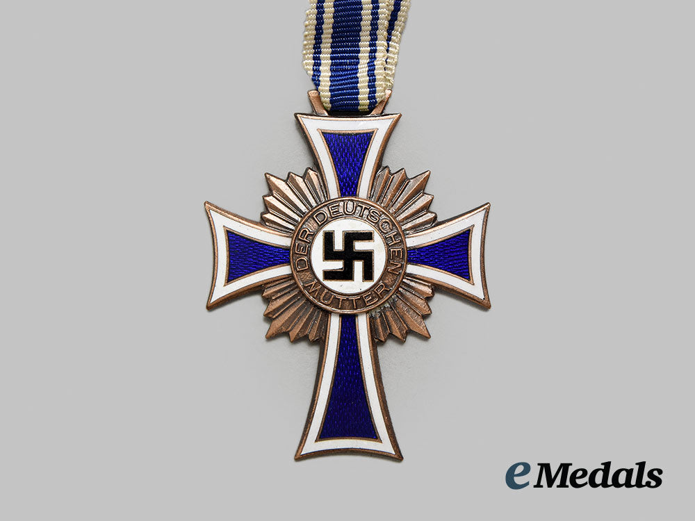 germany,_third_reich._a_pair_of_decorations_ai1_1178