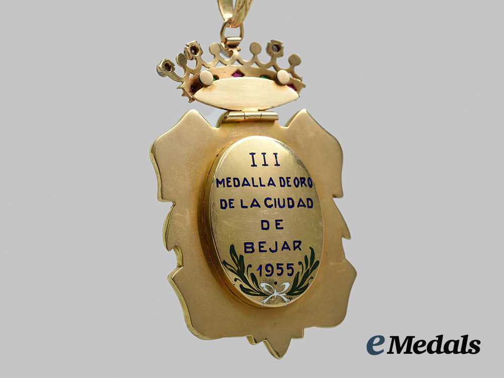spain,_fascist_state._a_gold_medal_of_the_city_of_béjar1955_and_kingdom_council_lapel_badge_ai1_2751_1