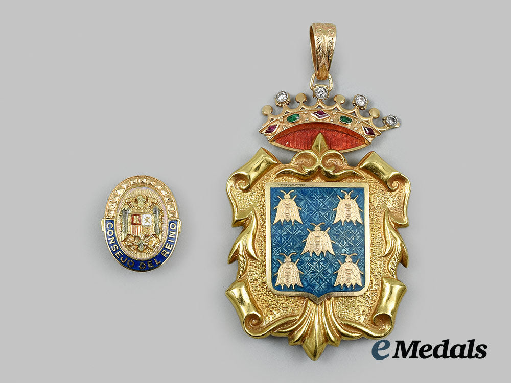 spain,_fascist_state._a_gold_medal_of_the_city_of_béjar1955_and_kingdom_council_lapel_badge_ai1_2775_1