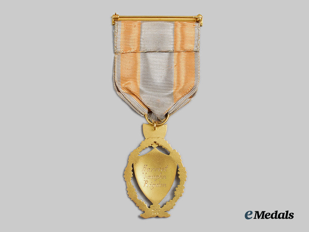 united_states._a_daughters_of_the_american_colonists_medal_in_gold,_by_j.e_caldwell&_co,_to_harriet_vaughn_rigdon_ai1_7423_1