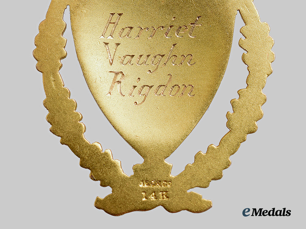 united_states._a_daughters_of_the_american_colonists_medal_in_gold,_by_j.e_caldwell&_co,_to_harriet_vaughn_rigdon_ai1_7425_1