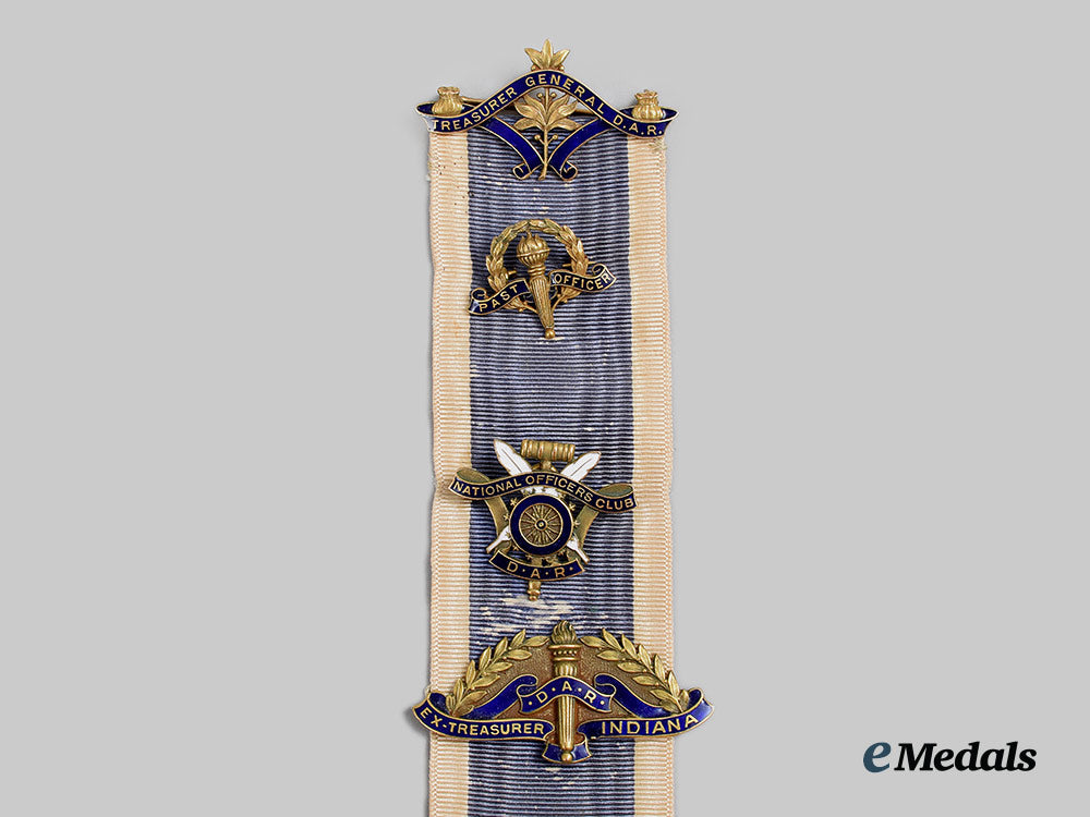 united_states._a_daughters_of_the_american_revolution_badge_in_gold,_for_harriet_vaughn_rigdon_by_j.e_caldwell&_co_ai1_7435_1