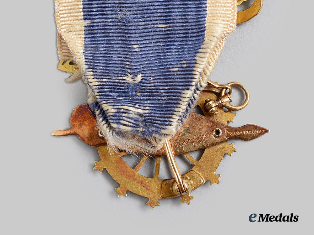 united_states._a_daughters_of_the_american_revolution_badge_in_gold,_for_harriet_vaughn_rigdon_by_j.e_caldwell&_co_ai1_7440_1