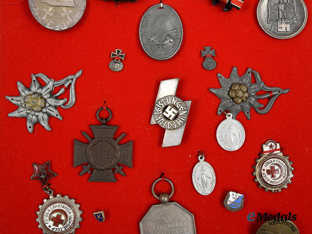 germany,_wehrmacht._a_lot_of_awards_and_badges,_with_customized_shadow_box_ai1_8889