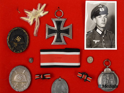 germany,_wehrmacht._a_lot_of_awards_and_badges,_with_customized_shadow_box_ai1_8890