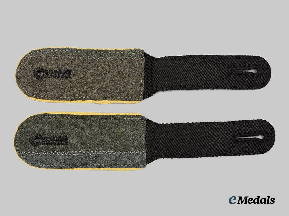 germany,_ss._a_mint_set_of_waffen-_ss_signals_enlisted_personnel_shoulder_straps_ai1_8998