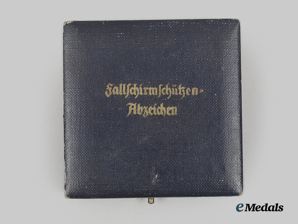 germany,_luftwaffe._a_fallschirmjäger_badge,_with_case,_by_imme&_sohn_ai23_cbb_7480