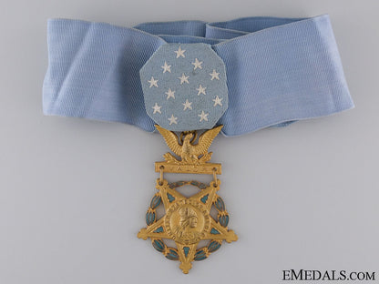 united_states._an_american_wwii_army_medal_of_honor;_type_v(1944-1964)_an_american_wwii_53dfc361e10c8