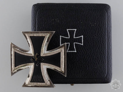 an_iron_cross_first_class1939_with_case_an_iron_cross_fi_54918e852b8cc