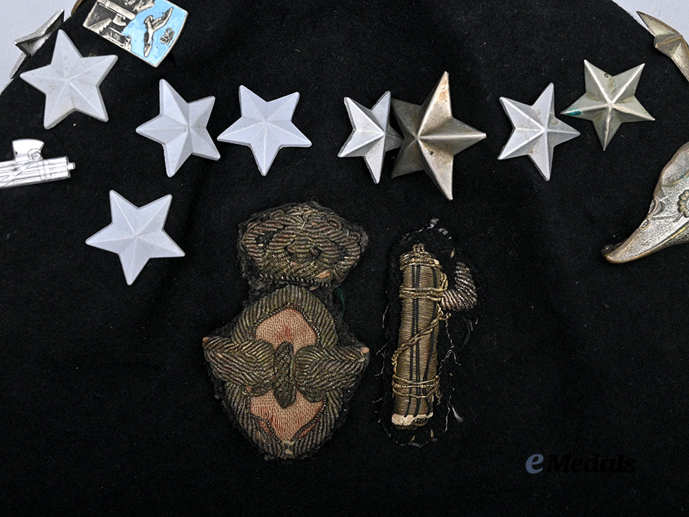 italy,_fascist_state._a_youth_g_i_l_fez_with_badges_and_pins_e_medals__e_u24899_5