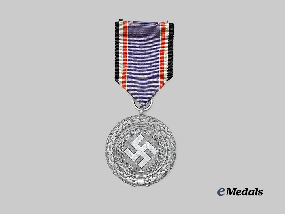 germany,_third_reich._an_air_defence_honour_decoration,_i_i_class_medal,_with_case_e_medals__g61764_5