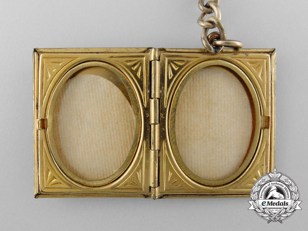 a_second_war_canadian_armoured_corps_locket_and_clip_b_1710