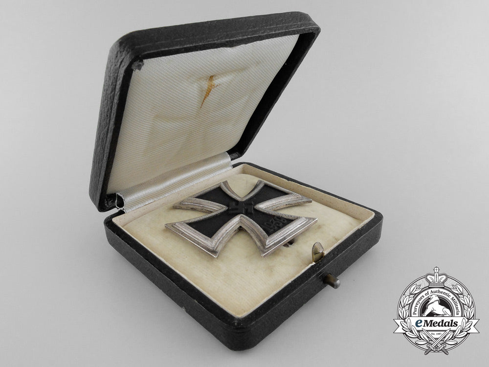 an_iron_cross_first_class_by_klein&_quenzer_with_case_b_2267