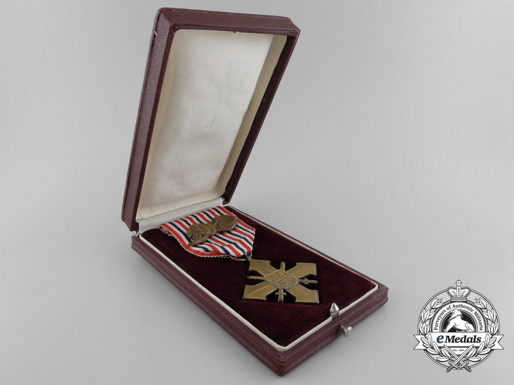 a_czechoslovakian_war_cross1939-1945_with_case_b_7120
