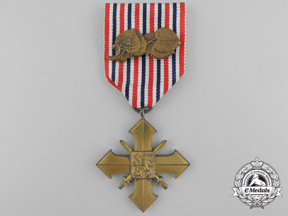 a_czechoslovakian_war_cross1939-1945_with_case_b_7121