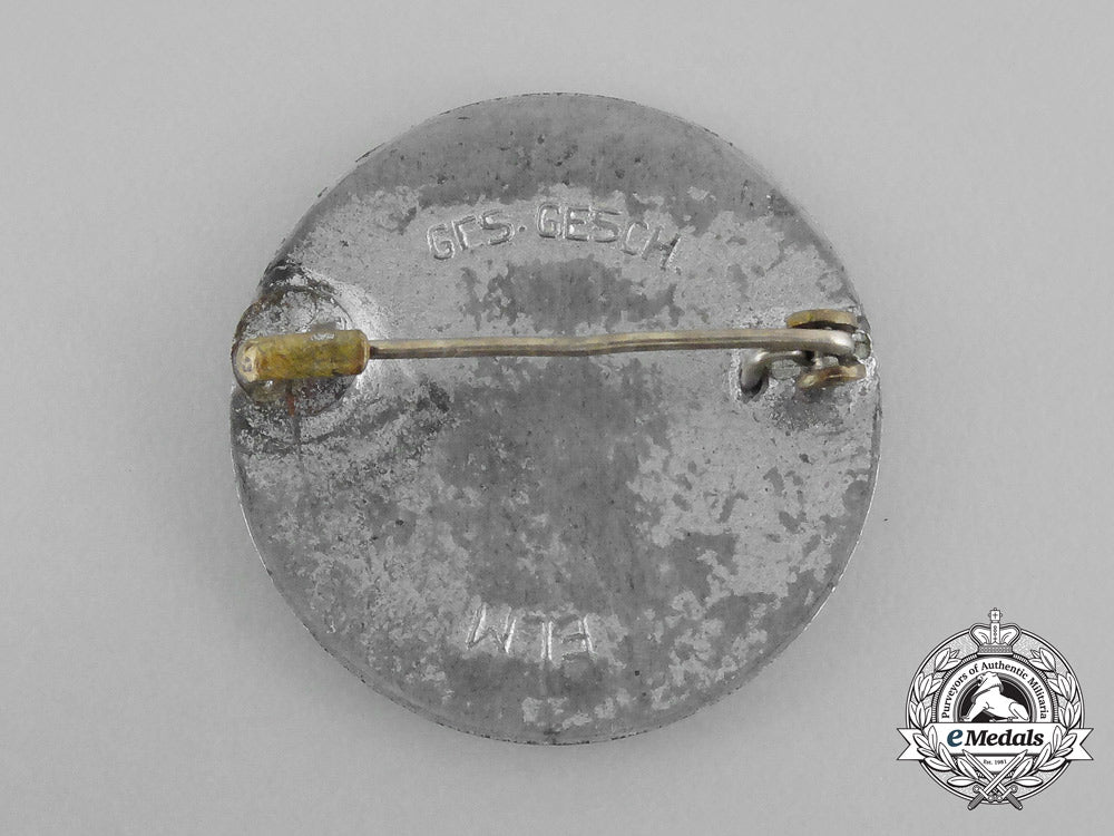 a_third_reich_period_drk(_german_red_cross)_female_auxiliary_badge_bb_0420