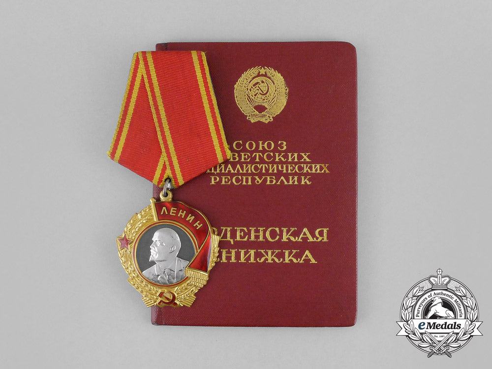 russia,_soviet._an_order_of_lenin,_type5_with_award_document,_c.1945_bb_0824