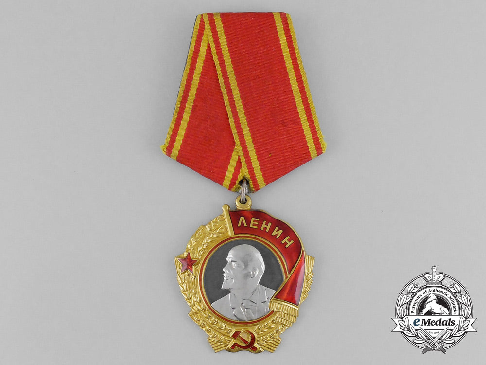 russia,_soviet._an_order_of_lenin,_type5_with_award_document,_c.1945_bb_0825