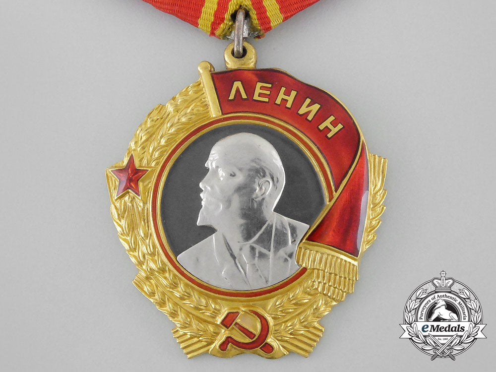 russia,_soviet._an_order_of_lenin,_type5_with_award_document,_c.1945_bb_0826