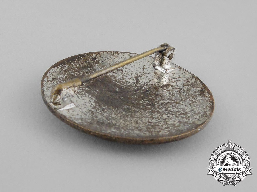 a_third_reich_period_drk(_german_red_cross)_female_auxiliary_badge_bb_1252