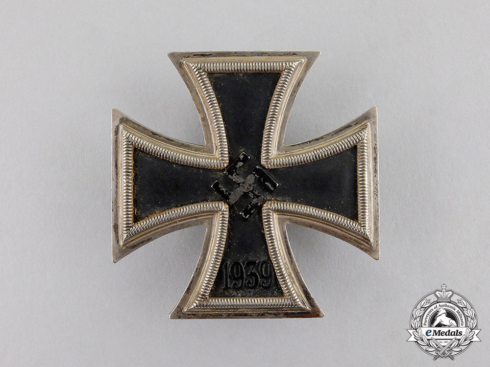germany._an_iron_cross1939_first_class_in_its_case_of_issue_c17-141_1